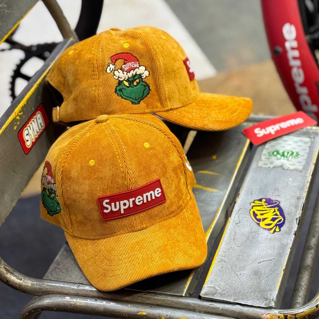 GORRA SUPREME GRINCH™