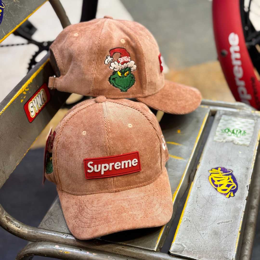 GORRA SUPREME GRINCH™